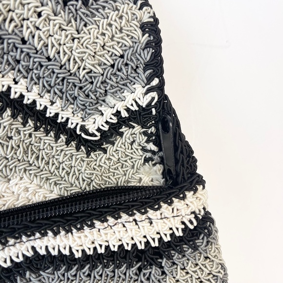 Crossbody Bag for Women Black and White Chevron Pattern Frankie & Johnnie - Picture 11 of 11